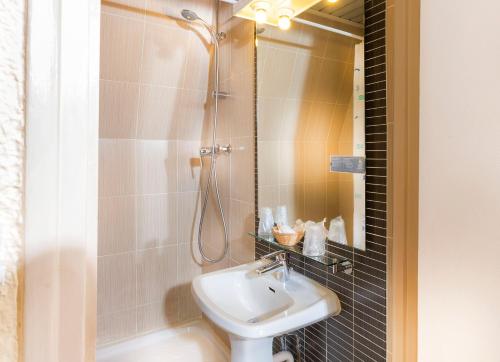 Habitación Triple del hotel De France Quartier Latin. Foto 12