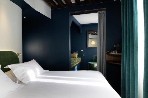 Habitación con cama extragrande del hotel L de Lutèce. Foto 2