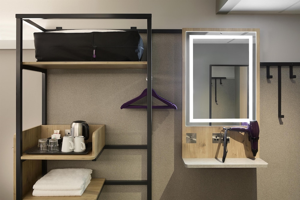 Habitación estándar doble, bañera accesible del hotel Premier Inn London City (Tower Hill). Foto 2