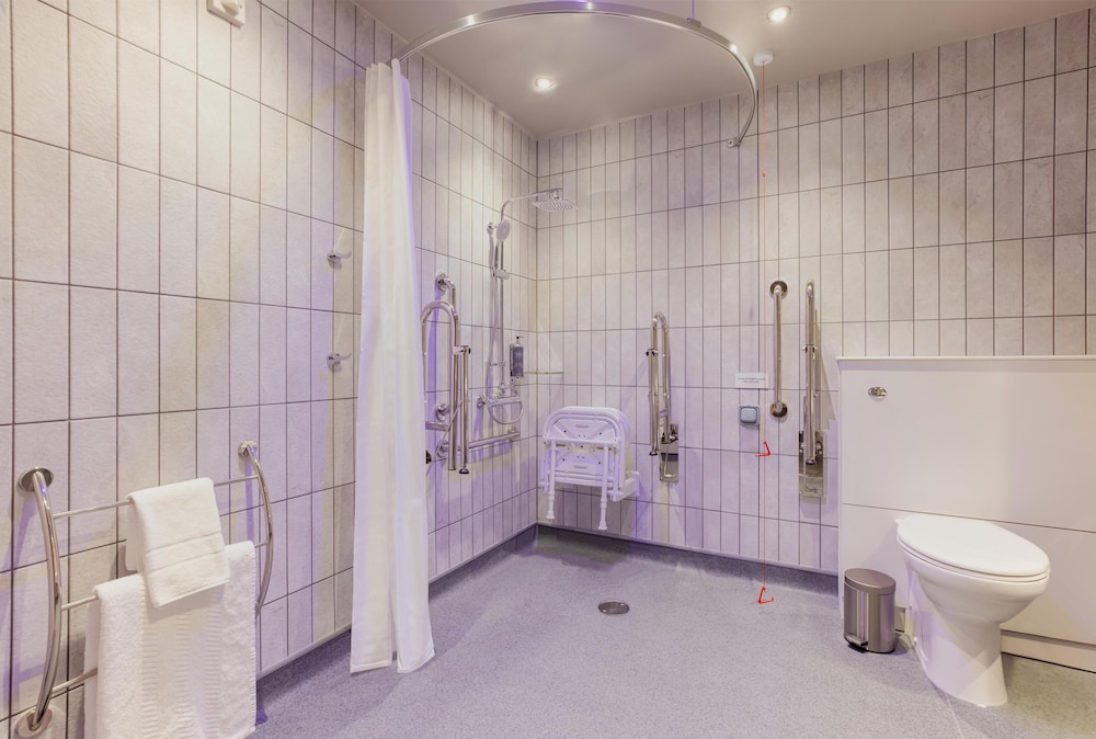 Habitación estándar doble, ducha adaptada del hotel Premier Inn London City (Tower Hill). Foto 4