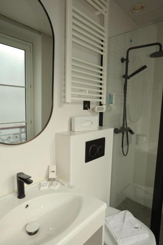Habitación Doble con ducha del hotel Des Trois Gares. Foto 1