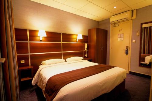 Habitación Doble con ducha del hotel Des Trois Gares. Foto 5