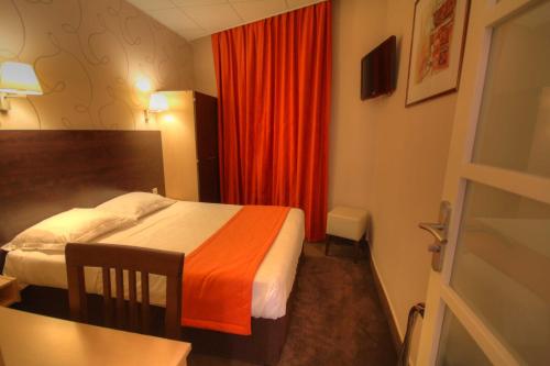 Habitación Doble con ducha del hotel Des Trois Gares. Foto 6