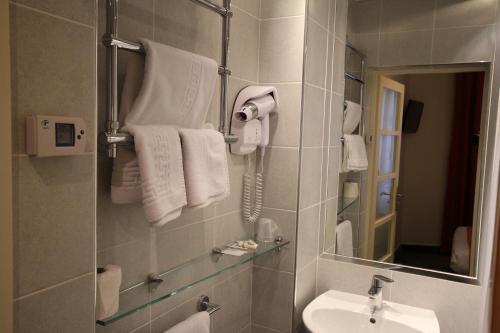 Habitación Doble con ducha del hotel Des Trois Gares. Foto 10