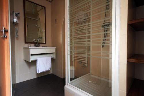 Habitación Doble con ducha del hotel Des Trois Gares. Foto 11