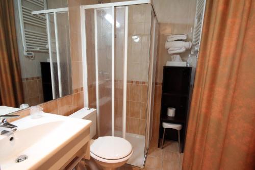 Habitación Doble con ducha del hotel Des Trois Gares. Foto 12