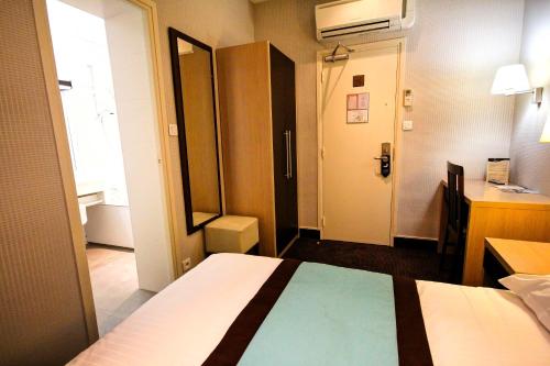 Habitación Doble con bañera del hotel Des Trois Gares. Foto 1