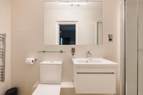 Habitación con cama extragrande. del hotel CitySpace Borough. Foto 7