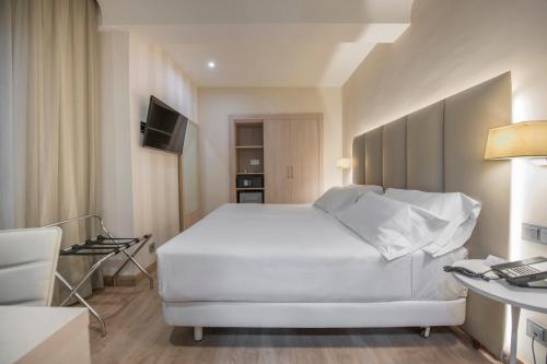 Habitación Doble Estándar - 1 o 2 camas del hotel Hesperia Murcia Centro. Foto 5