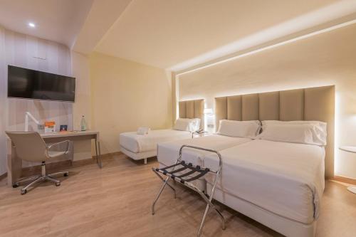 Habitación Triple del hotel Hesperia Murcia Centro. Foto 1