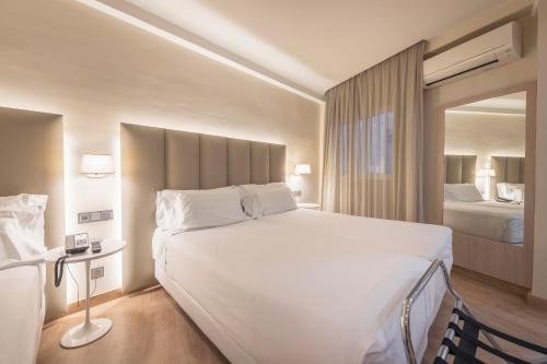 Habitación Triple del hotel Hesperia Murcia Centro. Foto 2