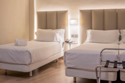 Habitación Triple Estándar del hotel Hesperia Murcia Centro. Foto 7