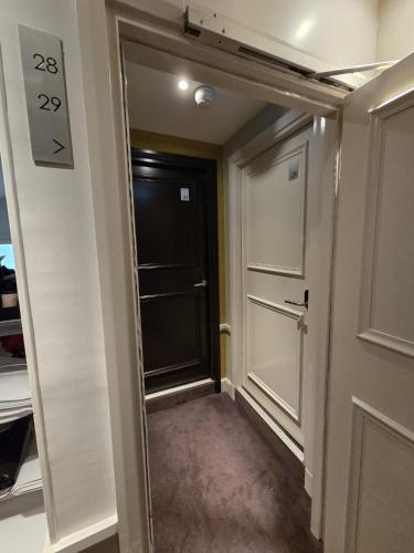 Two side - by - side rooms 16m² each del hotel Duo. Foto 1