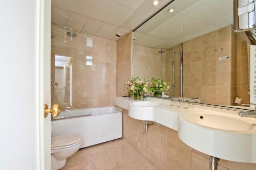 Habitación Triple del hotel Henri Iv Rive Gauche. Foto 3