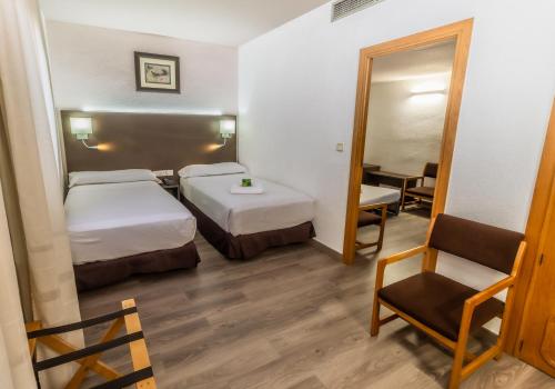 Habitación Triple Superior del hotel Pacoche Murcia. Foto 8