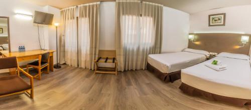 Habitación Triple Superior del hotel Pacoche Murcia. Foto 9