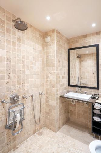 Habitación cuádruple del hotel Saint-Louis Marais. Foto 3
