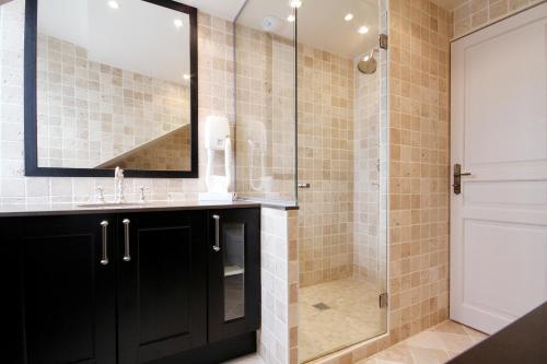 Habitación Cuádruple - Última planta del hotel Saint-Louis Marais. Foto 3