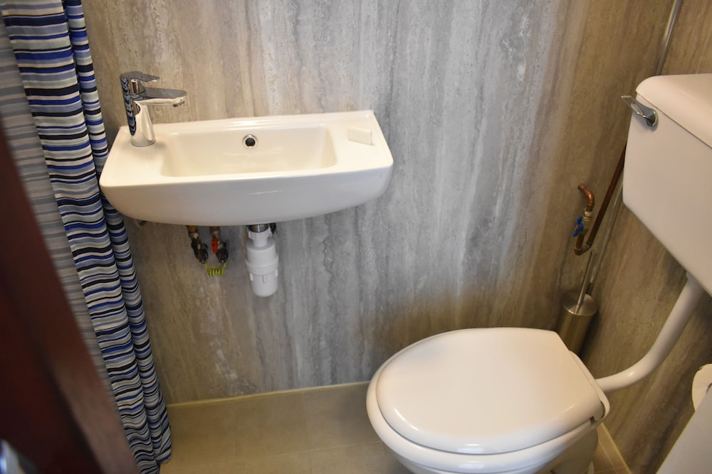 Habitación doble, baño privado del hotel Macdonald. Foto 3