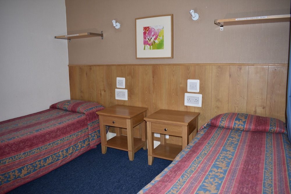 Habitación básica con 2 camas individuales, baño compartido del hotel Macdonald