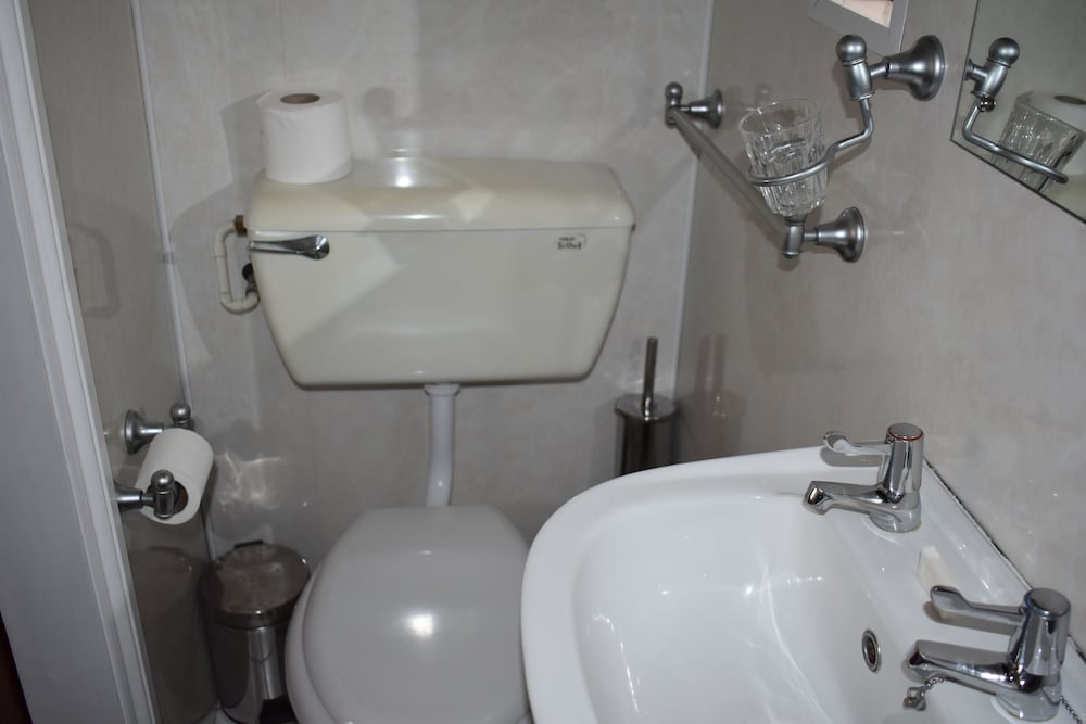 Habitación individual, baño privado del hotel Macdonald. Foto 3