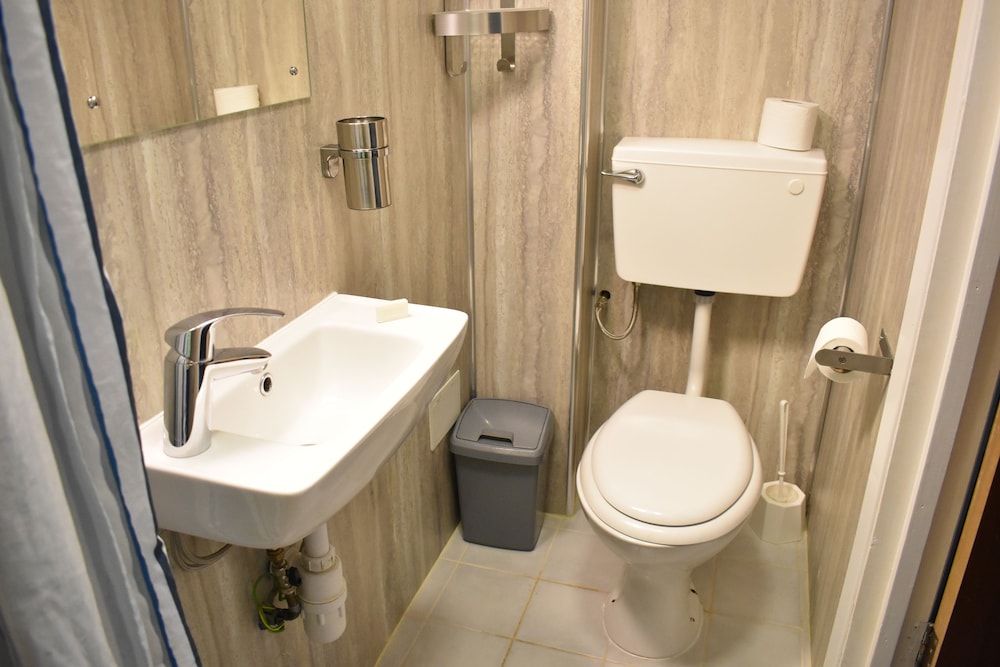 Habitación cuádruple familiar, varias camas, baño privado del hotel Macdonald. Foto 3