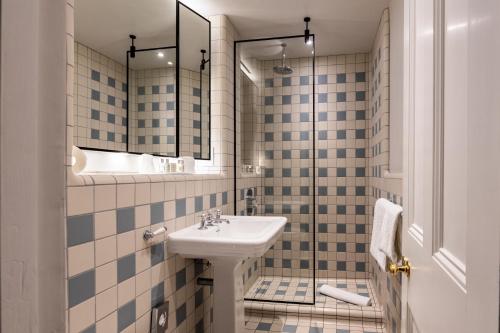 Suite Signature Virginia Woolf del hotel The Goodenough London. Foto 12