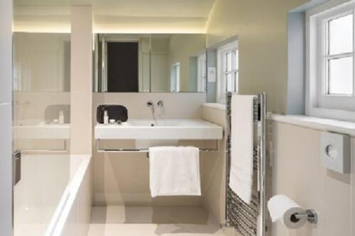 Habitación Doble del hotel The Goodenough London. Foto 9