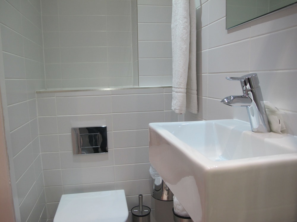 Habitación individual básica, baño compartido del hotel Alhambra. Foto 4