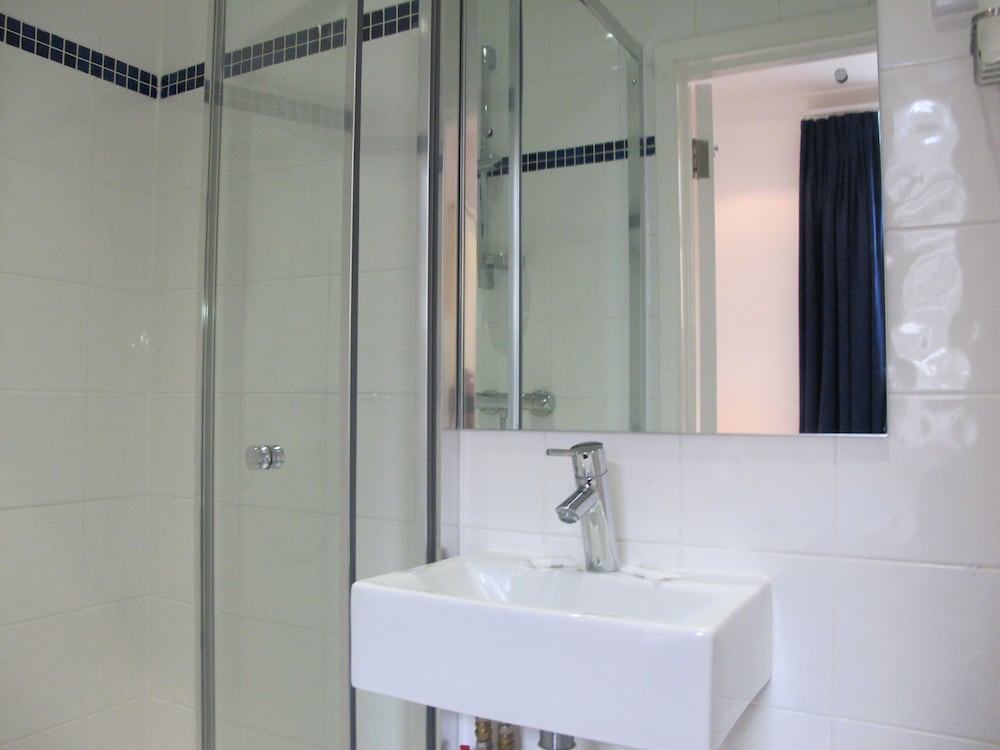 Habitación triple estándar, baño privado del hotel Alhambra. Foto 10