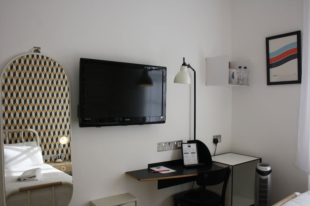 Habitación con 2 camas individuales del hotel The California. Foto 1