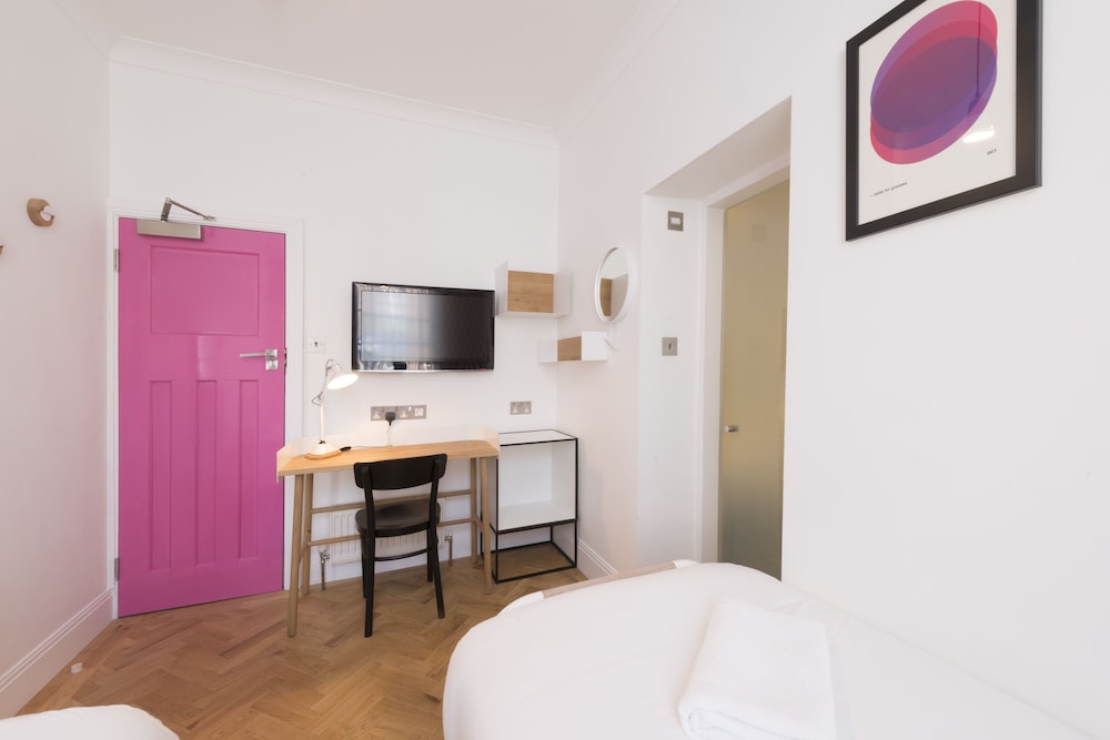 Habitación con 2 camas individuales del hotel The California. Foto 4
