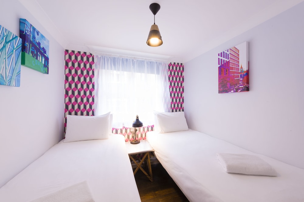 Habitación con 2 camas individuales del hotel The California. Foto 6