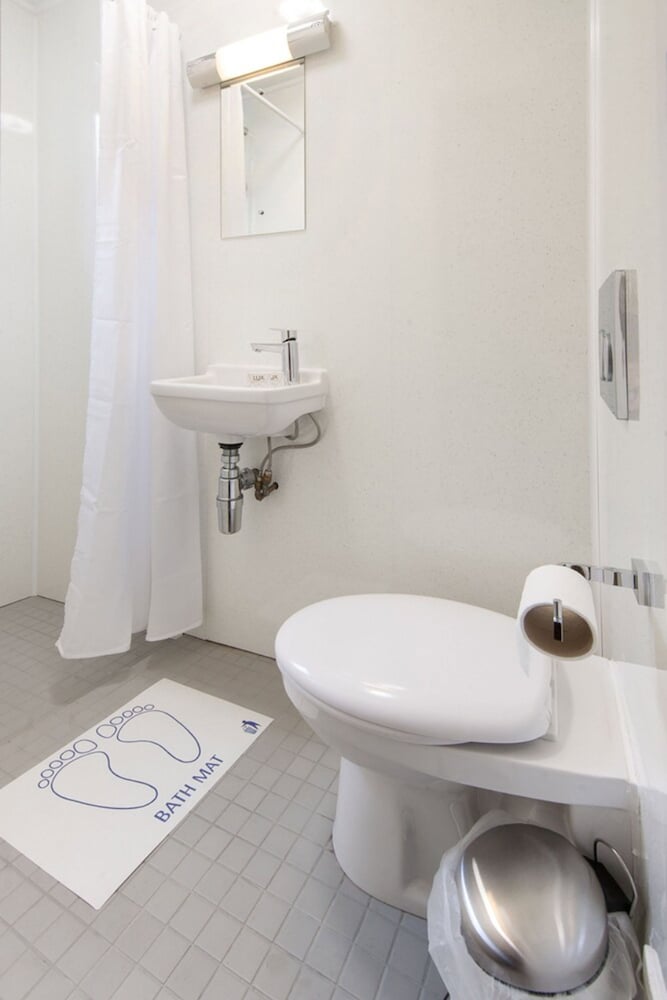 Habitación cuádruple, baño privado (Basement Level) del hotel The Fairway. Foto 2
