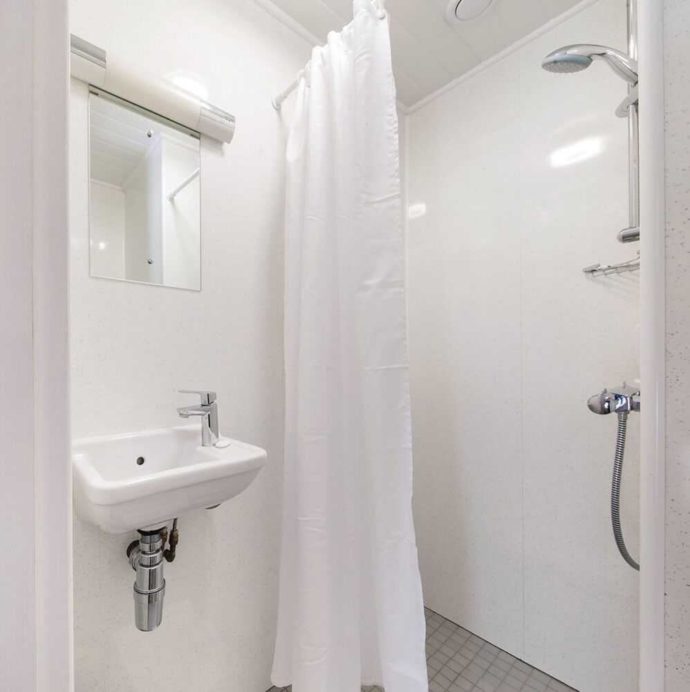 Habitación triple estándar, baño privado del hotel The Fairway. Foto 2