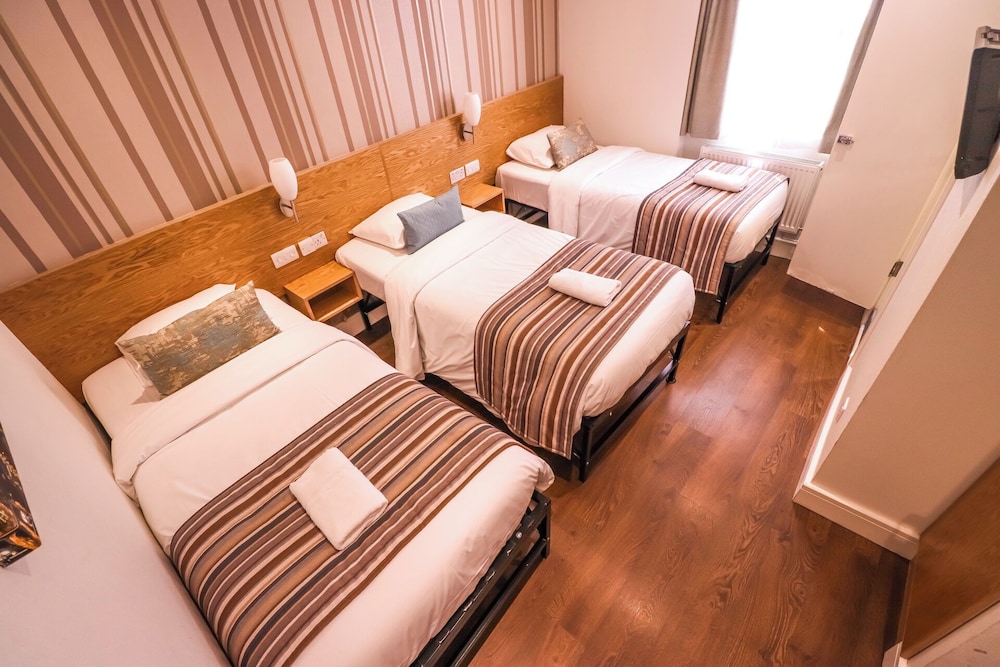 Habitación triple del hotel The Fairway. Foto 1