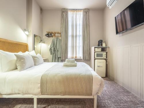 Habitación Rokxy con cama grande del hotel The Rokxy Townhouse - Kings Cross. Foto 5