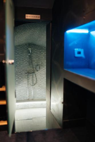Suite con cama extragrande del hotel The Rokxy Townhouse - Kings Cross. Foto 9