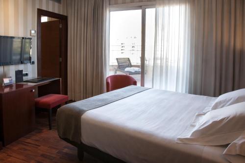 Habitación Superior con terraza del hotel RH Murcia Centro. Foto 5