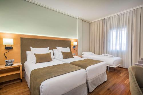 Habitación Triple Superior del hotel Barceló Murcia Siete Coronas. Foto 1
