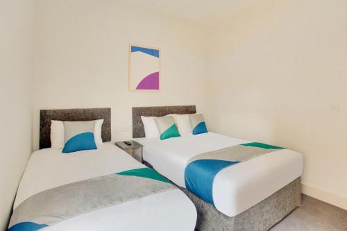 Habitación Triple con ducha del hotel Civic. Foto 4