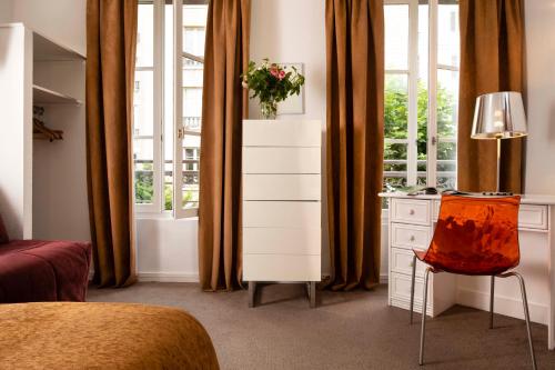 Habitación Triple del hotel Le Hameau de Passy. Foto 2