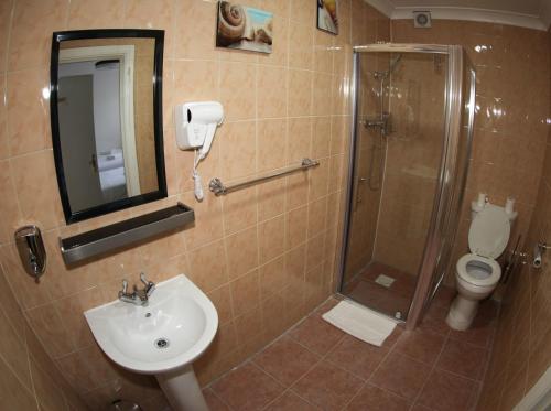 Habitación Doble - 2 camas del hotel Heathrow Inn. Foto 5