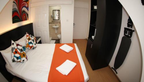 Habitación Doble con ducha del hotel Heathrow Inn. Foto 2