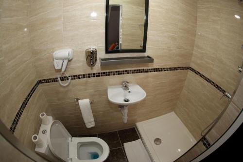 Habitación Doble con ducha del hotel Heathrow Inn. Foto 3