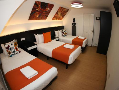 Habitación Triple Confort con ducha del hotel Heathrow Inn