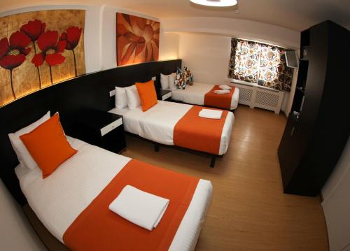 Habitación Triple Confort con ducha del hotel Heathrow Inn. Foto 1