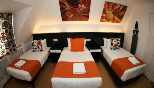 Habitación Triple Confort con ducha del hotel Heathrow Inn. Foto 3