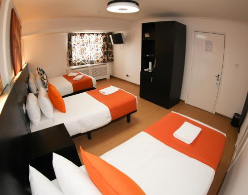 Habitación Triple Confort con ducha del hotel Heathrow Inn. Foto 5