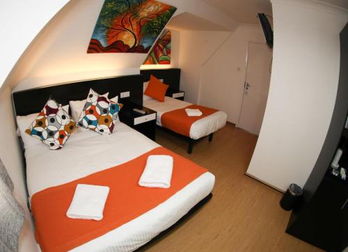 Habitación Triple Confort con ducha del hotel Heathrow Inn. Foto 11